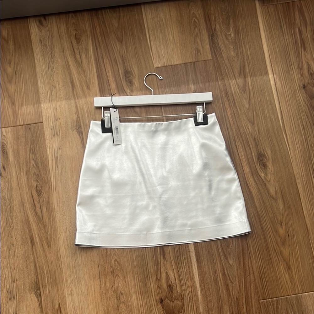 Alice + Olivia Elana Mini Skirt in Silver 🤍